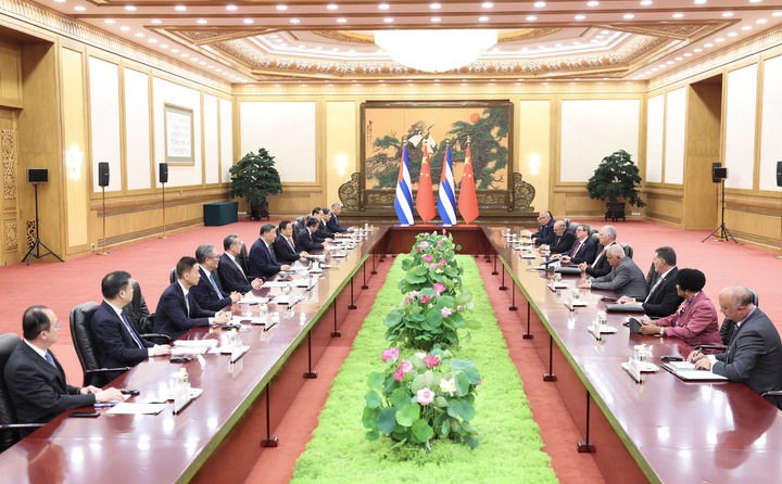 9月4日上午,中共中央总书记、国家主席习近平在北京人民大会堂会见来华出席纪念中国人民抗日战争暨世界反法西斯战争胜利80周年活动的古巴共产党中央委员会第一书记、古巴国家主席迪亚斯-卡内尔。新华社记者 黄敬文 摄