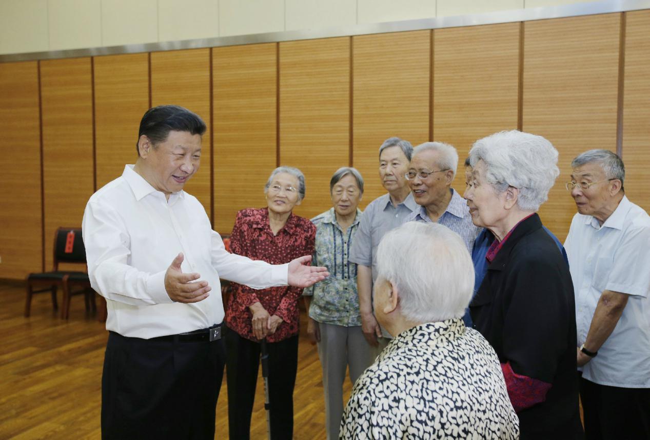 2016年9月9日，习近平总书记来到北京市八一学校，同母校老教师们亲切交谈。