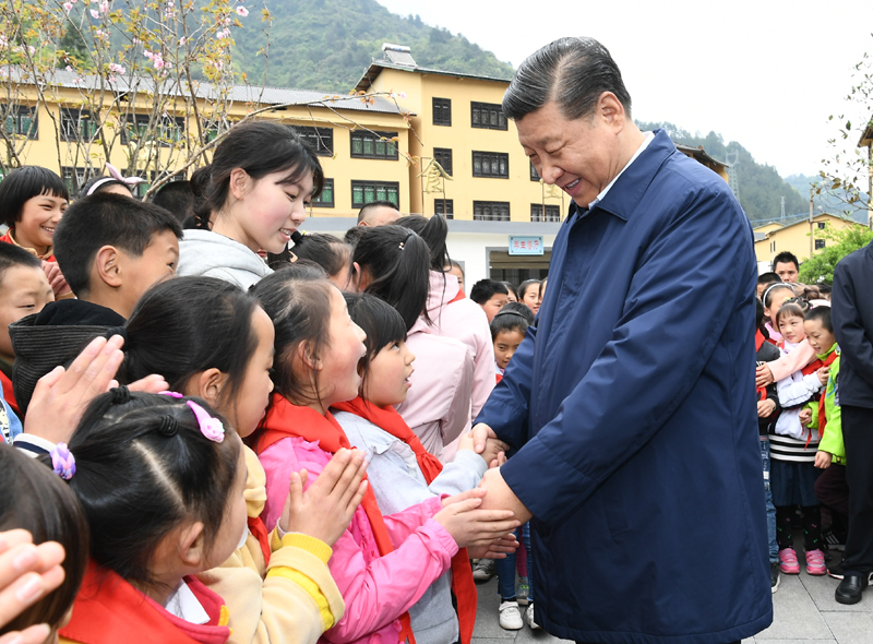 2019年4月15日，习近平总书记来到重庆市石柱土家族自治县中益乡小学看望老师和同学们，并同他们亲切交流。