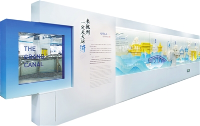 走进站厅,20米长的纸雕映入眼帘。