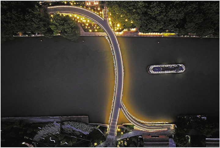 开通投用的小河公园跨运河人行桥 李忠 摄