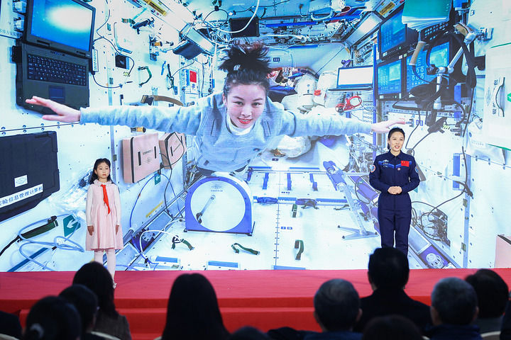 2024年11月28日,航天员王亚平与女儿在中国妇女儿童博物馆参加“巾帼科技 创新未来——科技创新巾帼行动主题展”开幕式。新华社记者 张玉薇 摄