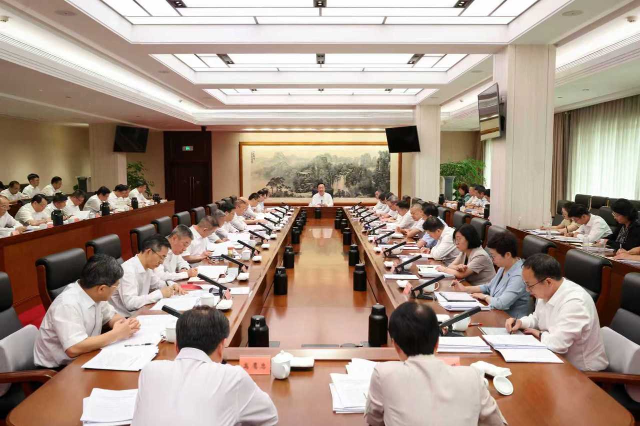 10月15日上午,省委教育工作领导小组、省委科技委员会、省委人才工作领导小组会议召开。省委书记王浩主持会议并讲话。潮新闻记者 李震宇 摄