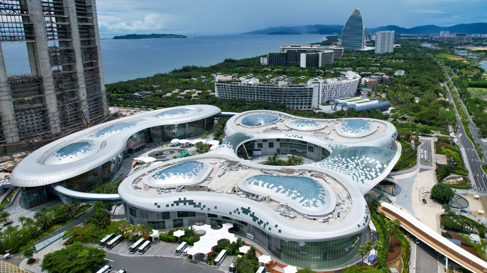 这是2025年5月29日拍摄的位于海南省三亚市的三亚国际免税城(无人机照片)。新华社记者 杨冠宇 摄