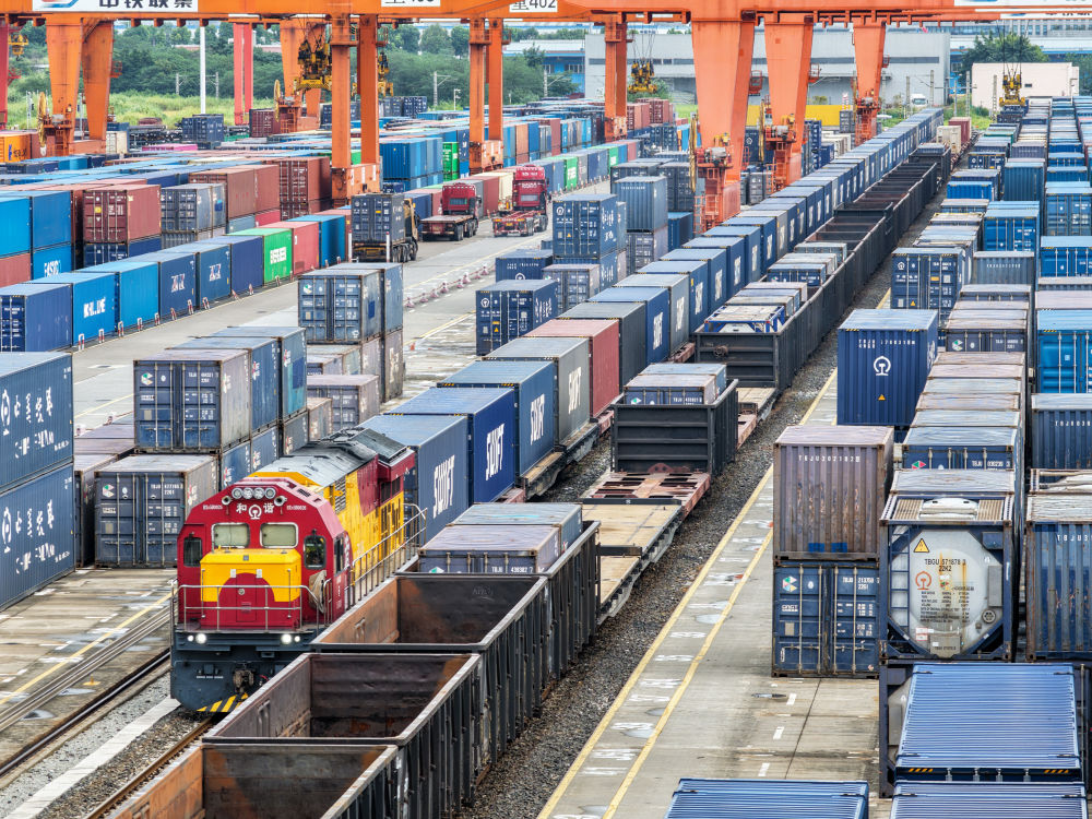 2025年9月8日,满载“重庆造”汽车的中欧班列(成渝)在重庆团结村中心站等待发车(无人机照片)。新华社记者 唐奕 摄