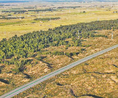 “十四五”时期,“三北”工程攻坚战取得阶段性成效。图为内蒙古库布其沙漠北缘锁边林带。新华社记者 李志鹏摄