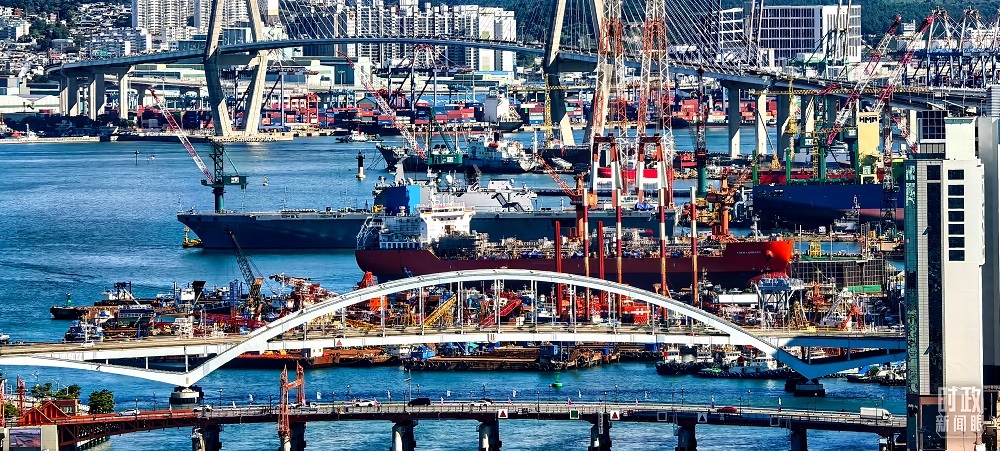 △韩国釜山繁忙的港口。(总台央视记者陈汉章拍摄)