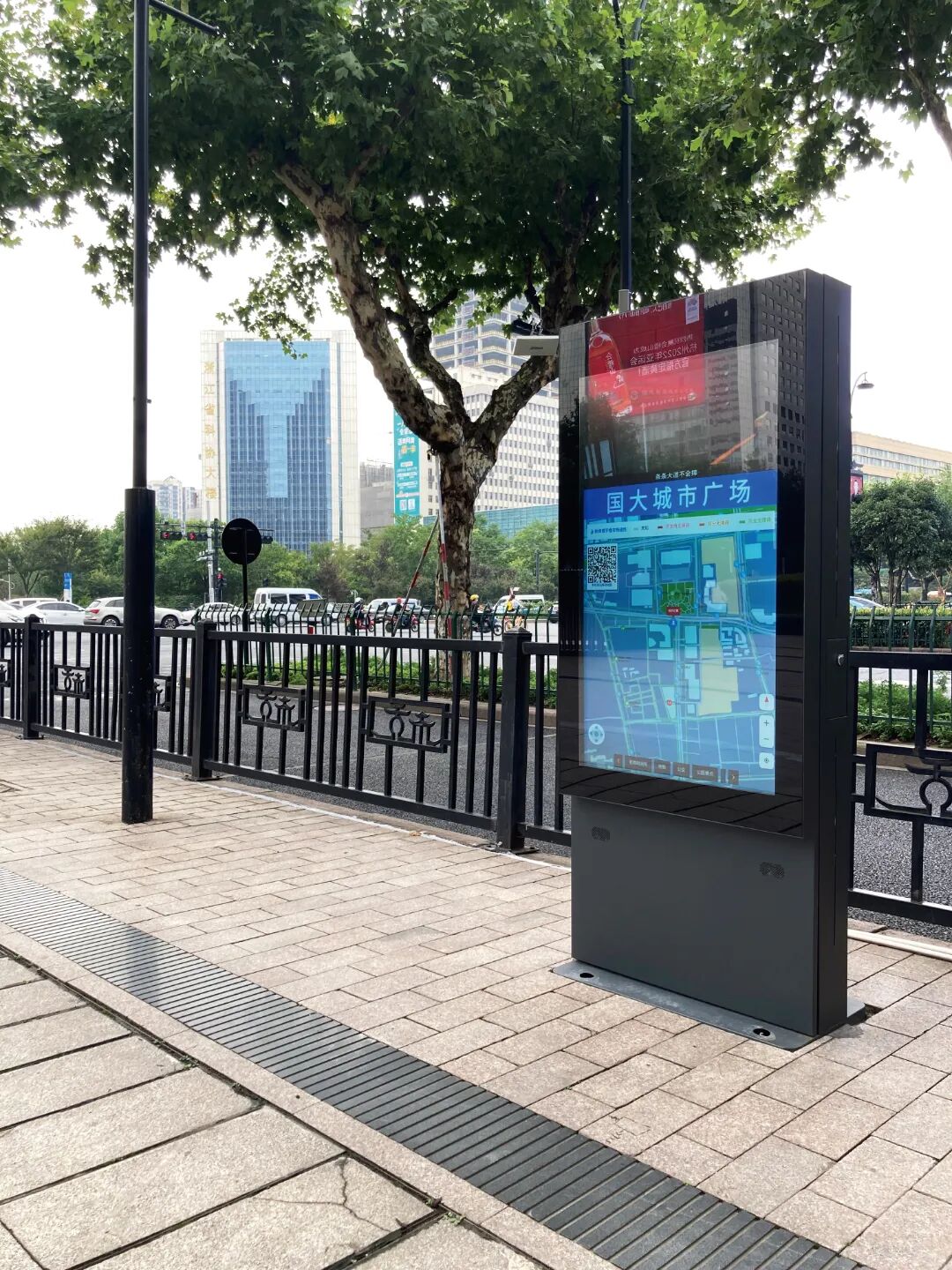 天水街道戒坛寺巷社区在国大城市广场引入的无障碍信息服务系统中的无障碍信息服务亭.jpg