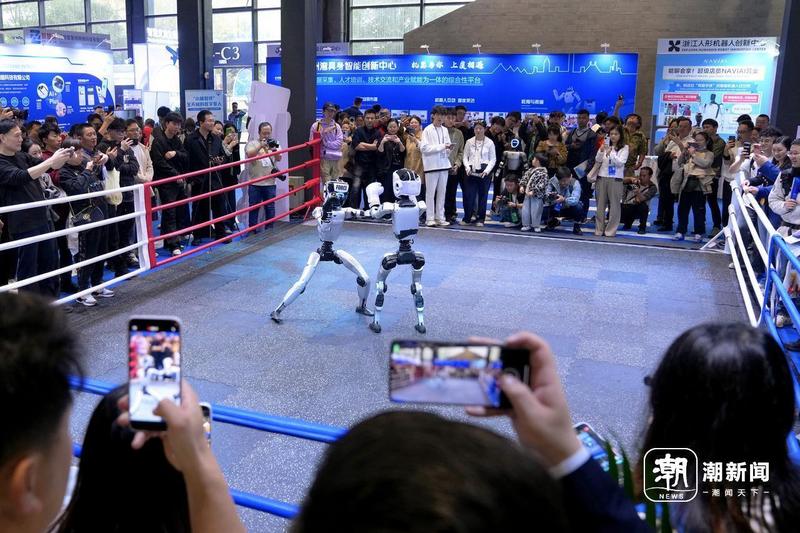 本届“互联网之光”博览会打造了“超级体验馆”,“赛BOT SHOW场”上演具身机器人搏击赛。记者 彭鹏 王志杰