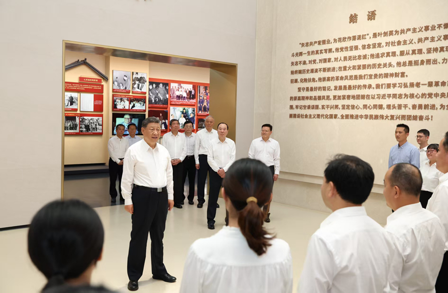 11月7日至8日,中共中央总书记、国家主席、中央军委主席习近平在广东考察。这是7日下午,习近平在位于梅州市梅县区雁洋镇的叶剑英纪念馆参观时,同工作人员亲切交流。