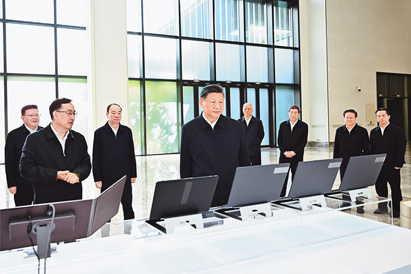 2025年11月7日至8日,中共中央总书记、国家主席、中央军委主席习近平在广东考察。这是8日上午,习近平在广州察看广东科技创新和产业创新融合发展成果展示。 新华社记者 燕雁/摄