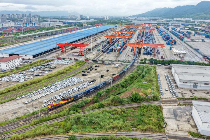2025年9月8日,满载“重庆造”汽车的中欧班列(成渝)在重庆团结村中心站顺利发车(无人机照片)。新华社记者 唐奕 摄