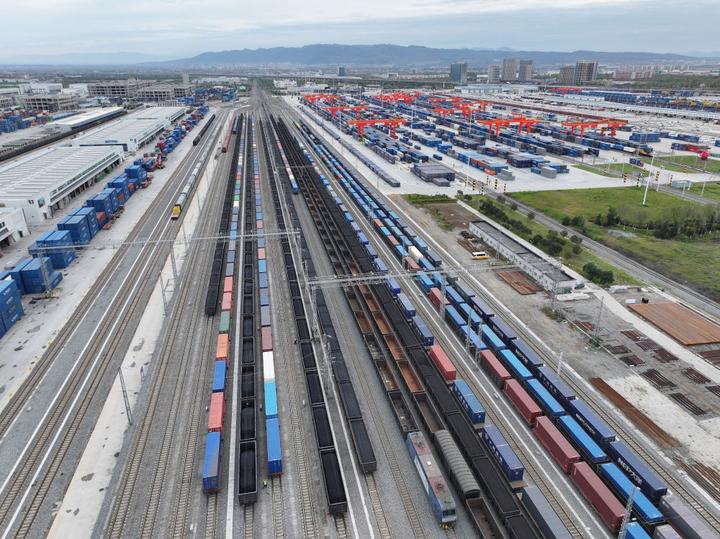 俯瞰西安国际港站(2025年11月17日摄,无人机照片)。新华社记者 邵瑞 摄