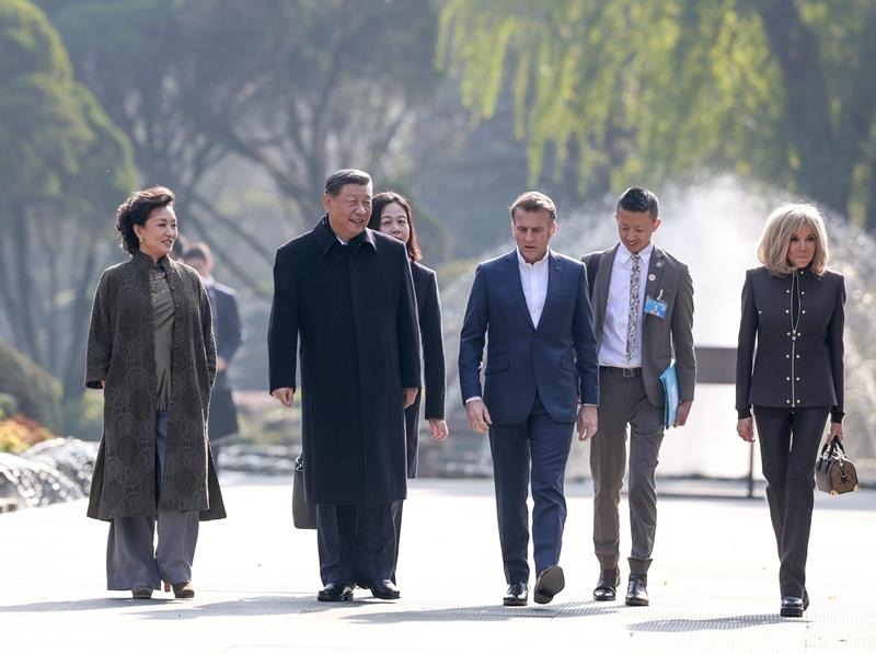 △12月5日,习近平主席在四川成都市都江堰同法国总统马克龙进行友好交流。两国元首夫妇沿堰功道边走边谈。