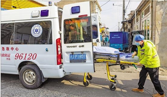 图为患者非急救转运。 共享联盟·温岭 徐伟杰 摄
