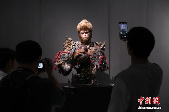 2025年5月,游客在杭州参观《黑神话:悟空》主题艺术展。