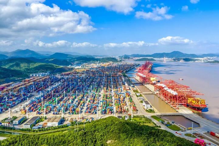 宁波舟山港穿山港区集装箱如多彩积木般整齐堆叠 图源:潮新闻客户端