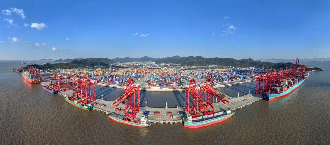 宁波舟山港金塘港区大浦口集装箱码头呈现一派繁忙景象 图源:潮新闻客户端