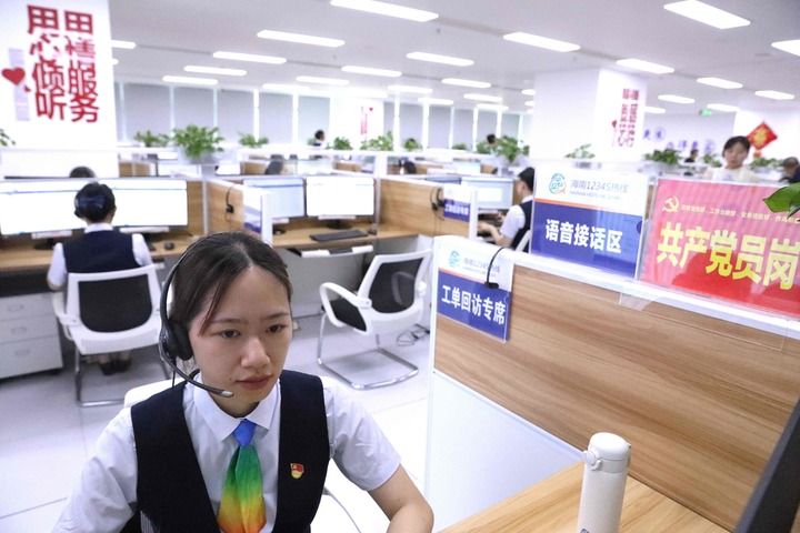 2025年9月23日,接线员在海南12345热线中心话务厅接听群众来电。新华社记者 郑悦 摄