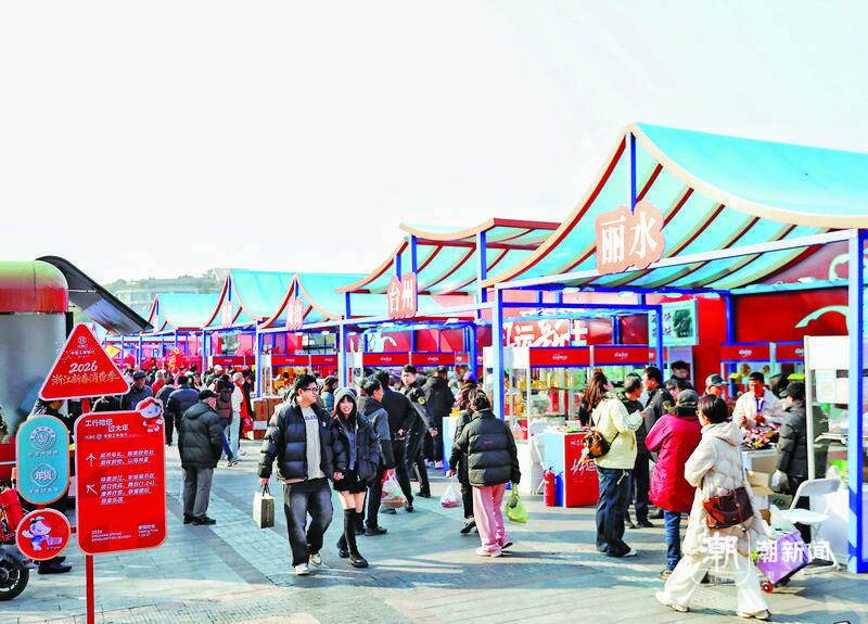 图为市民游客在逛市集。 记者 栾兰 通讯员 谭西涵 摄