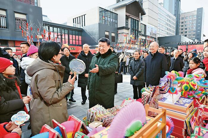 2026年2月9日至10日,中共中央总书记、国家主席、中央军委主席习近平在北京考察并看望慰问基层干部群众。这是10日上午,习近平在东城区隆福寺街区新春市集考察时,同现场群众亲切交流。 新华社记者 燕雁/摄