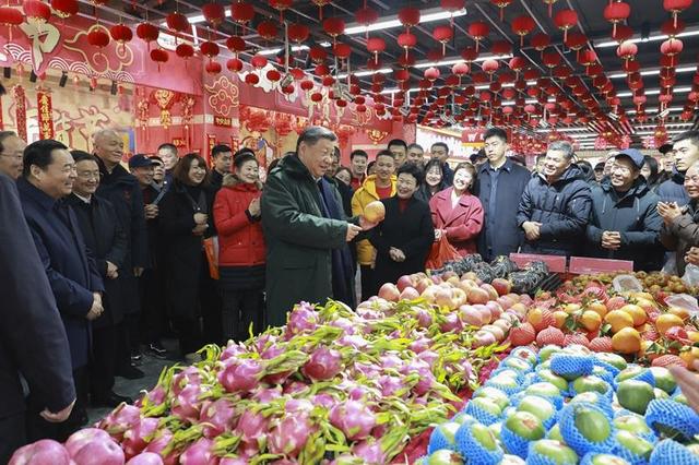 △2025年1月23日,习近平总书记在辽宁沈阳大东副食品商场考察时,同店主和顾客亲切交流。