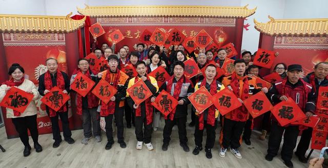 △2026年2月6日,北京朝阳区一骑士驿站,新就业形态劳动者与家属一起合影留念。