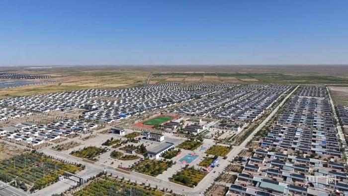 富民新村移民新居整齐排列(央广网记者 寇刚 摄)