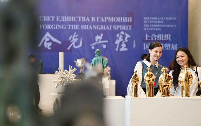 2025年7月23日,2025上合组织国家文明对话在天津举行,参会者在“合光共塑”上合组织国家雕塑展上参观。新华社记者 李然 摄