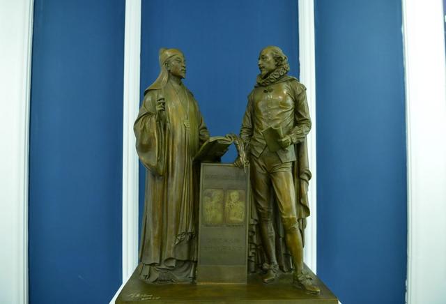 这是中国江西抚州汤显祖纪念馆陈列的汤显祖遇见莎士比亚铜像(2016年10月12日摄)。新华社记者 周密 摄