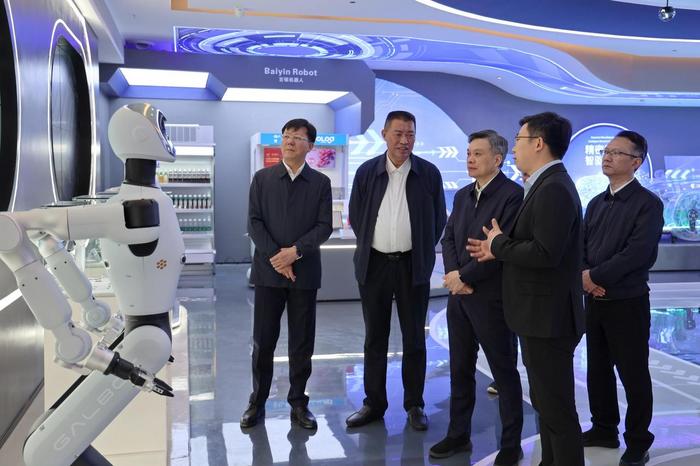 3月26日,刘捷来到位于台州湾新区的台州市具身智能机器人概念验证中心,了解开发区产业发展、招商引资、节能降碳,以及相关企业生产经营、产品研发等情况。潮新闻记者 陆乐 摄