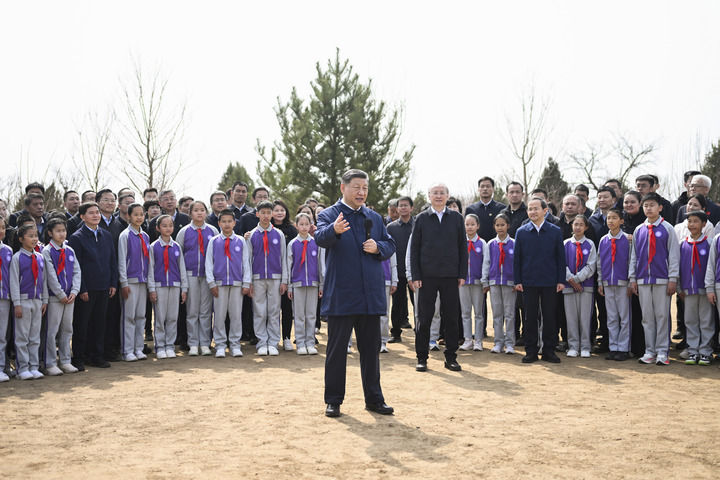 3月30日,党和国家领导人习近平、李强、赵乐际、王沪宁、蔡奇、丁薛祥、李希等来到北京市昌平区百善镇参加首都义务植树活动。这是习近平同在场的干部群众、少先队员亲切交谈。新华社记者 燕雁 摄