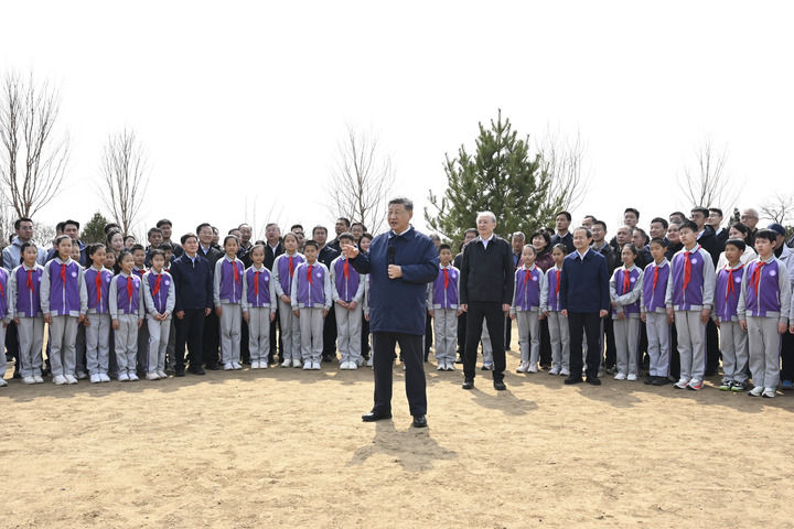 3月30日,党和国家领导人习近平、李强、赵乐际、王沪宁、蔡奇、丁薛祥、李希等来到北京市昌平区百善镇参加首都义务植树活动。这是习近平同在场的干部群众、少先队员亲切交谈。新华社记者 谢环驰 摄