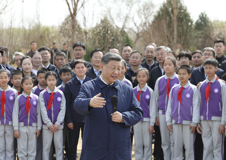 3月30日,党和国家领导人习近平、李强、赵乐际、王沪宁、蔡奇、丁薛祥、李希等来到北京市昌平区百善镇参加首都义务植树活动。这是习近平同在场的干部群众、少先队员亲切交谈。新华社记者 黄敬文 摄