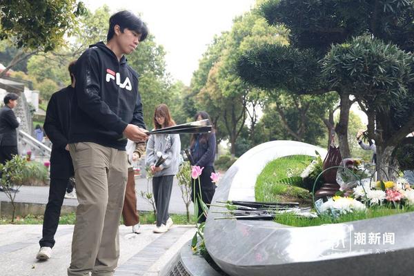 浙江安贤园内,市民手持鲜花祭扫。记者徐文迪摄