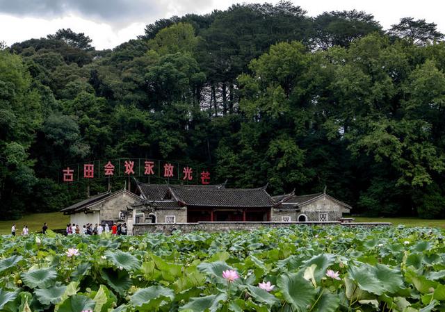 游客在福建龙岩上杭县古田镇的古田会议会址景区参观(2024年8月29日摄)。新华社记者 魏培全 摄