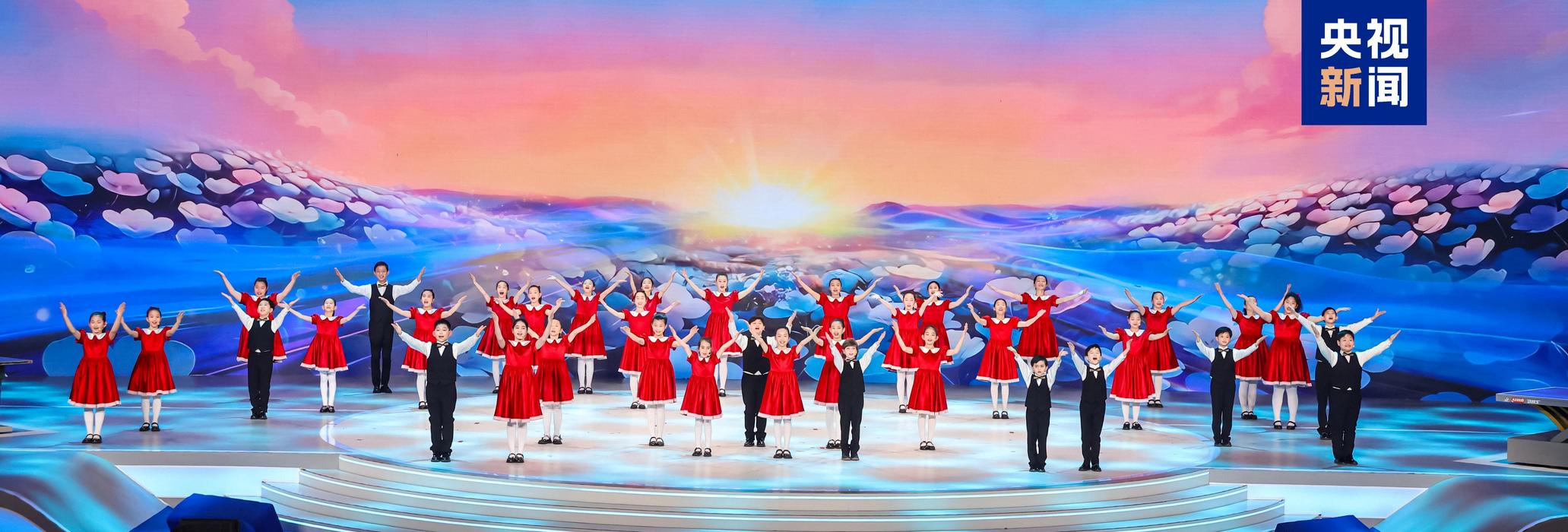 △中美“乒乓外交”55周年纪念大会上,中美青少年合唱歌曲《银球飞舞花盛开》。