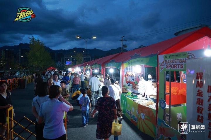 庆元“浙BA”赛场边的集市人流火爆。庆元县融媒体中心供图