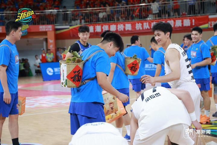 庆元球员将“秋天的第一筐锥栗”赠予客队球员。庆元县融媒体中心供图