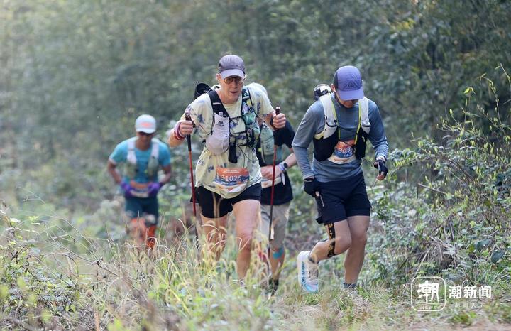 3月29日,在德清县莫干山国际旅游度假区,越野跑爱好者参加Outopia莫干山云间花径越野跑。共享联盟·湖州 谢尚国 摄