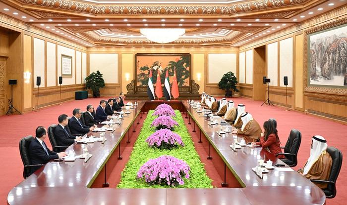 4月14日上午,国家主席习近平在北京人民大会堂会见来华访问的阿联酋阿布扎比王储哈立德。