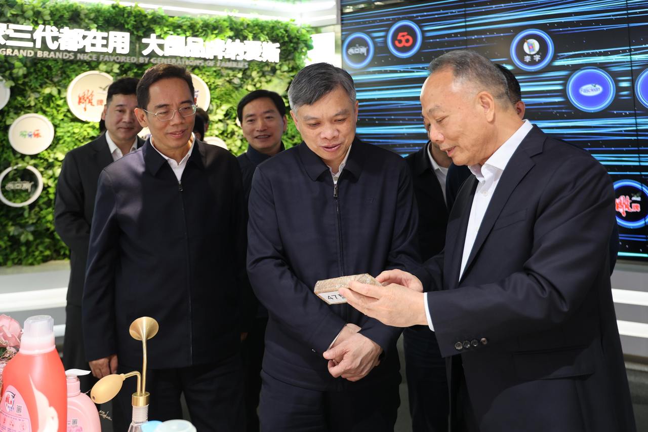 15日下午,省委副书记、省长刘捷来到纳爱斯集团,了解企业深化科技创新、加快转型升级等情况。潮新闻记者 陆乐 摄