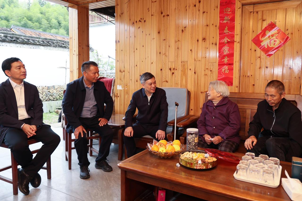 16日上午,省委副书记、省长刘捷在景宁县东坑镇桃源村,走进村民家中,与村民们聊家常、话共富,关切询问他们和家人的生活工作状况,以及当地医疗健康、养老助餐等公共服务有关情况。潮新闻记者 陆乐 摄