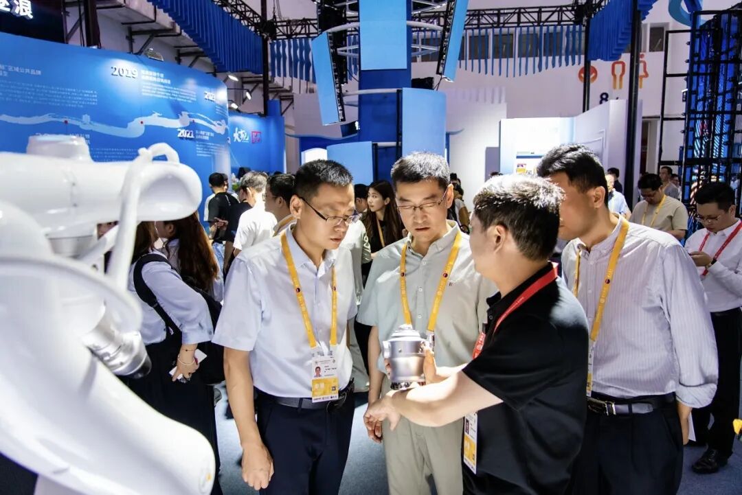 杭州易启未来智能科技有限公司向参观者介绍新产品.jpg