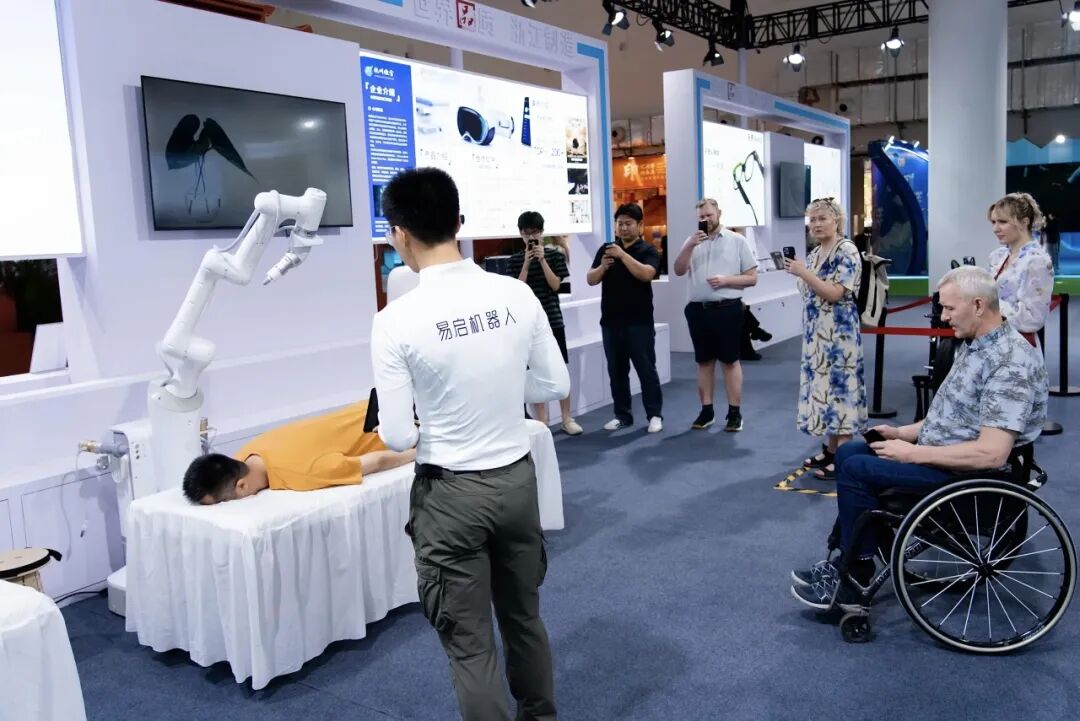 展会现场消费者现场体验易启未来智能按摩机器人R2s.png