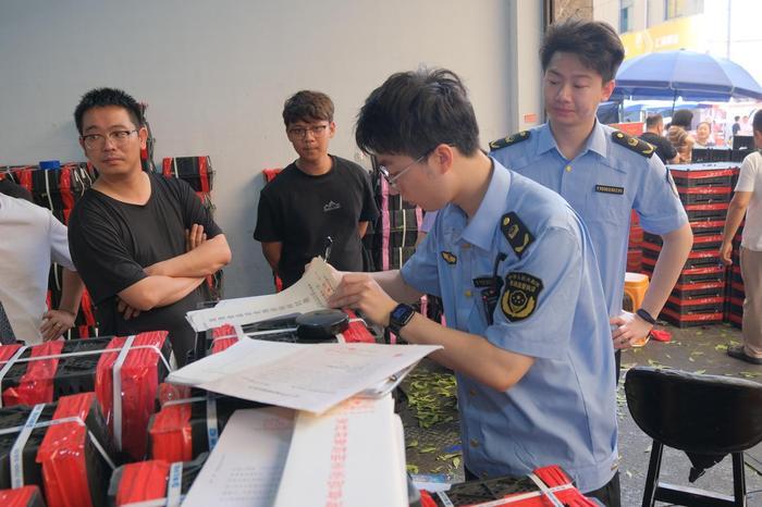 温州市市场监管局工作人员正在检查。受访者供图