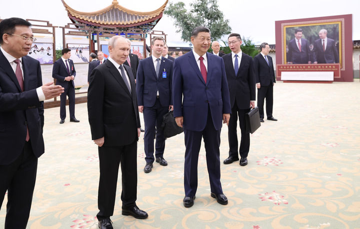 5月20日晚,国家主席习近平同俄罗斯总统普京在北京人民大会堂共同参观“传承中俄世代友好 树立大国关系典范”图片展。新华社记者 黄敬文 摄