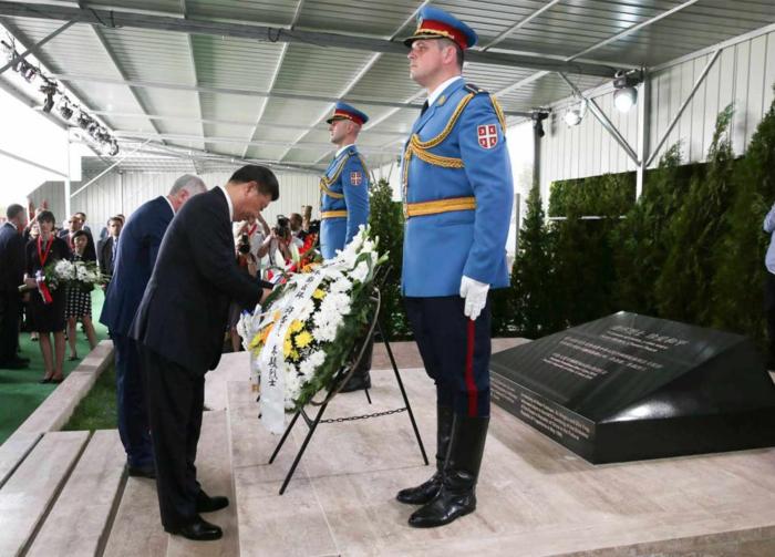 △ 当地时间2016年6月17日,习近平主席凭吊在我国驻南联盟使馆被炸事件中英勇牺牲的烈士。