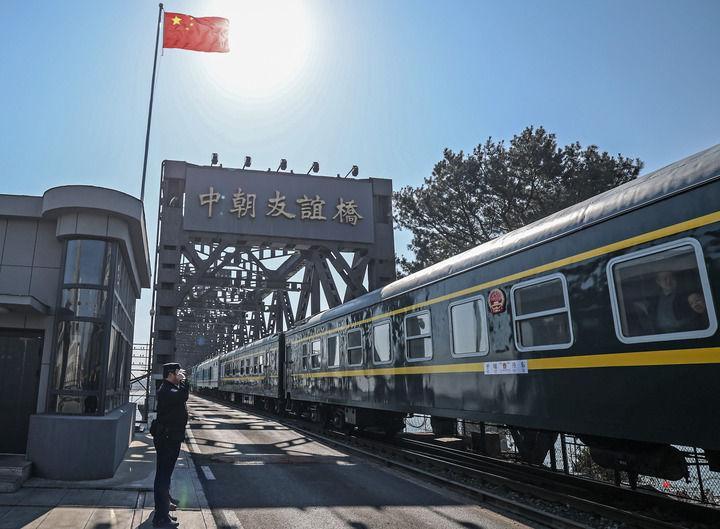 2026年3月12日,辽宁丹东至朝鲜平壤的95次列车通过中朝友谊桥。新华社记者 潘昱龙 摄