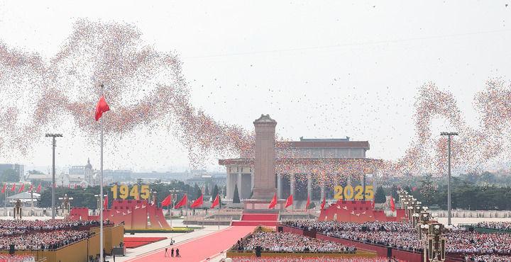 2025年9月3日,纪念中国人民抗日战争暨世界反法西斯战争胜利80周年大会在北京隆重举行。这是纪念大会现场放飞和平鸽和气球。新华社记者 姚大伟 摄